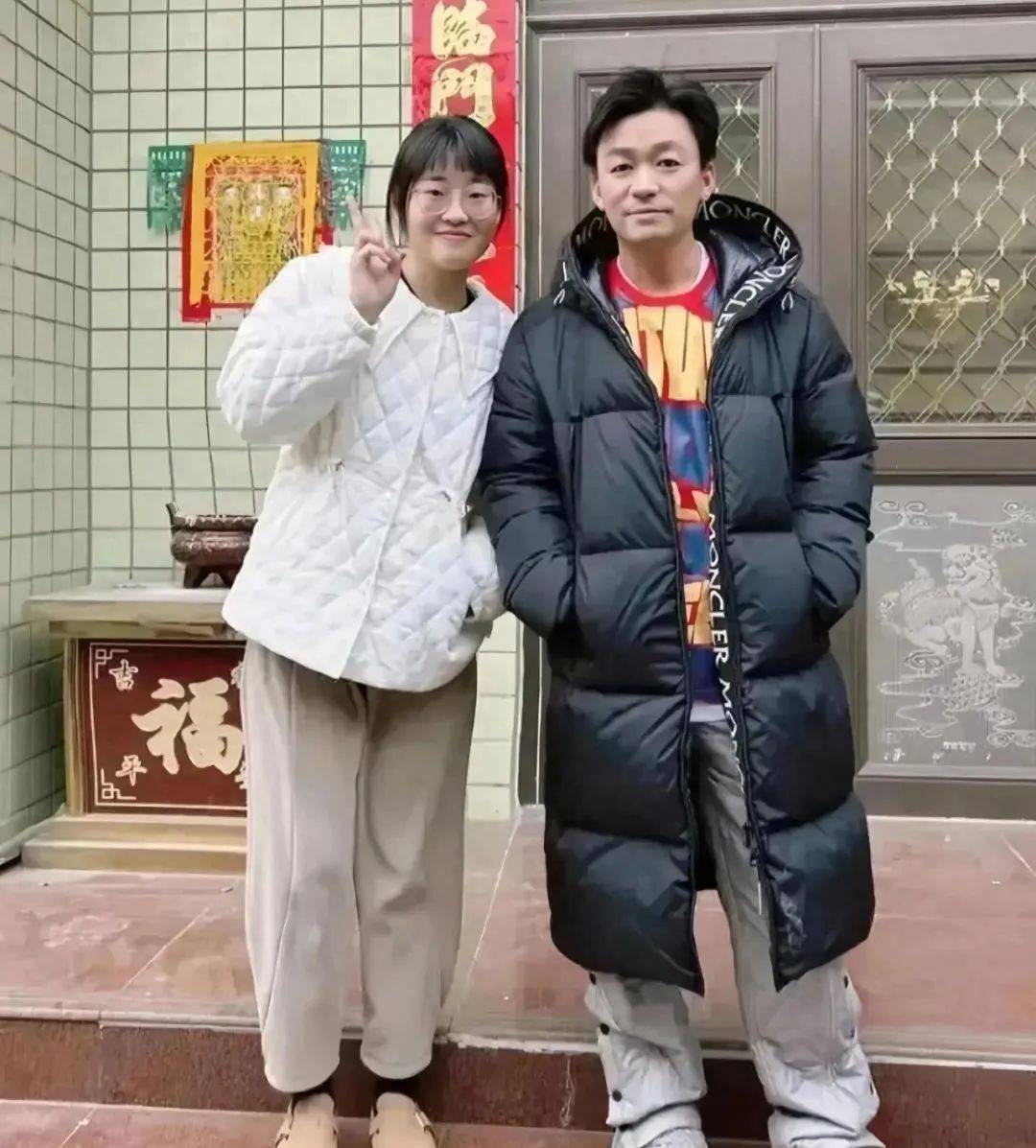 淳朴接地气在与马蓉的婚姻里被质疑“装傻”12年真的吗？j9九游会网站入口42岁王宝强回农村过年穿棉衣配拖鞋(图2)