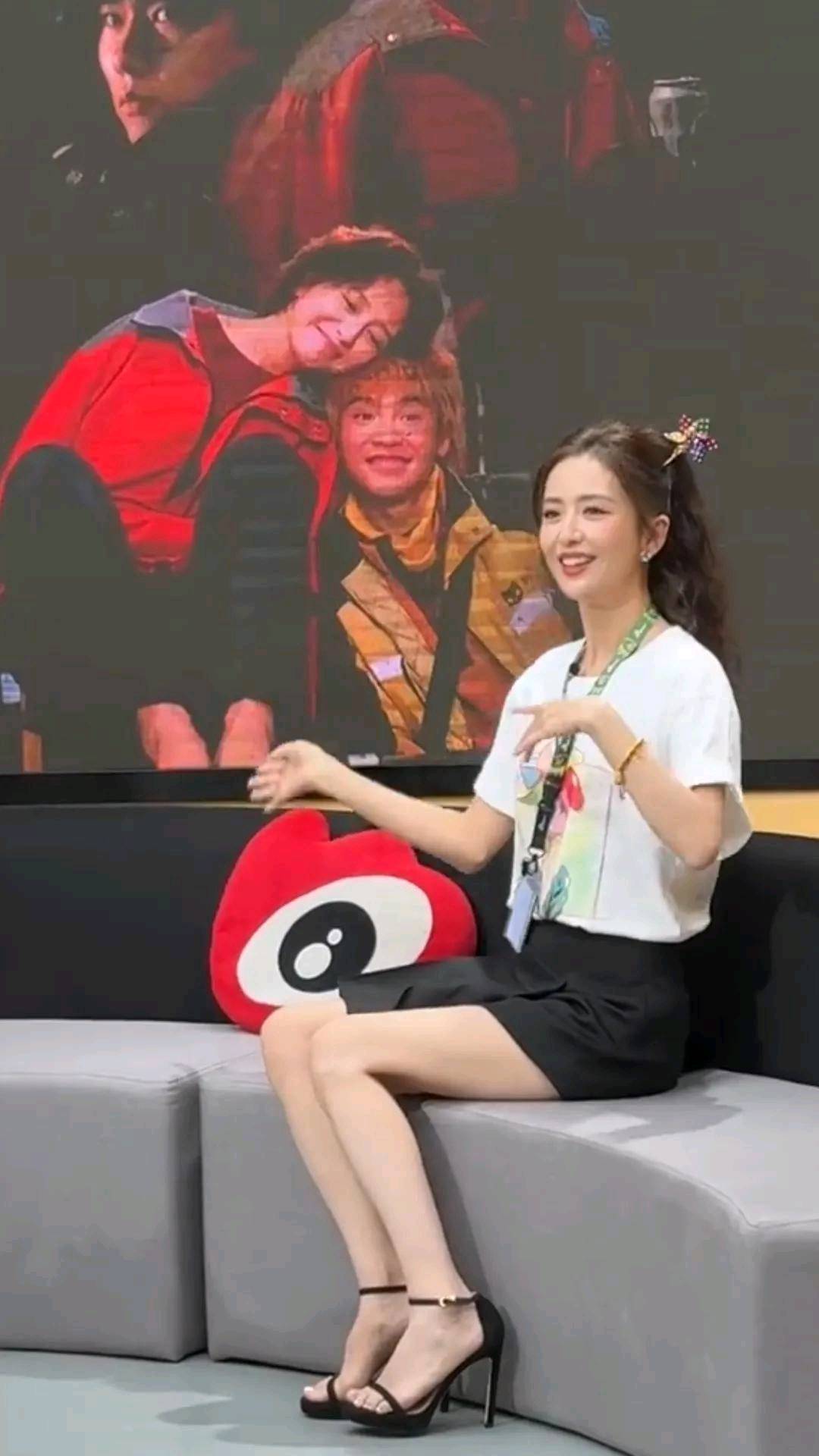 高跟鞋搭配百褶裙少女感爆棚丫丫简直美炸啦j9九游会真人第一品牌佟丽娅穿黑色一字带(图1)