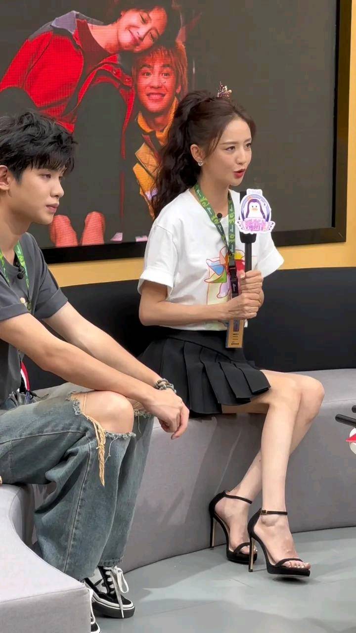 高跟鞋搭配百褶裙少女感爆棚丫丫简直美炸啦j9九游会真人第一品牌佟丽娅穿黑色一字带(图2)