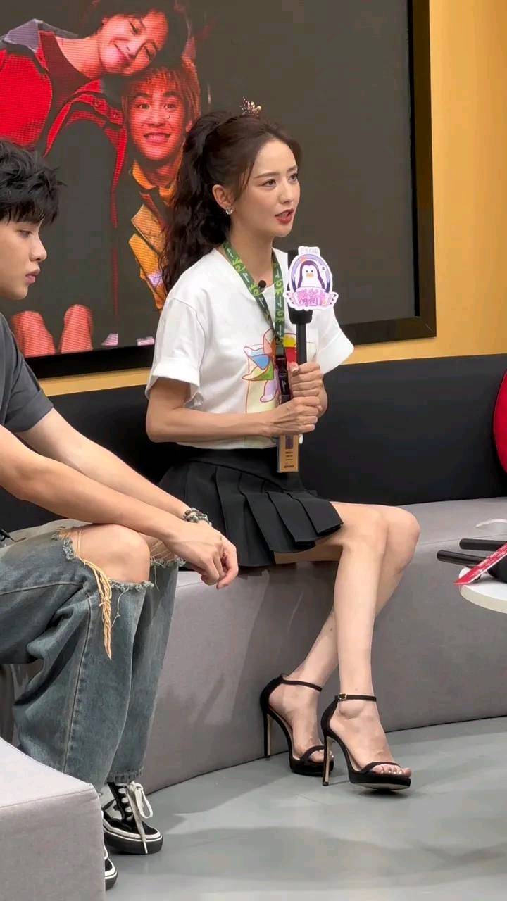 高跟鞋搭配百褶裙少女感爆棚丫丫简直美炸啦j9九游会真人第一品牌佟丽娅穿黑色一字带(图5)